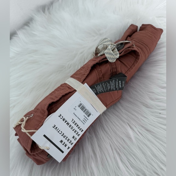 BNWT Vuori Rip stop Wide-Leg Pants - Picture 1 of 3